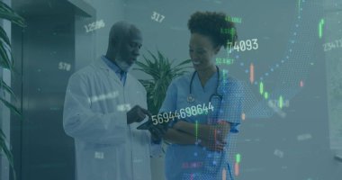 Tablet kullanarak farklı doktorların üzerinde işlem yapan numaraların ve verilerin görüntüsü. Küresel tıp, sağlık ve veri işleme kavramı dijital olarak oluşturulmuş görüntü.