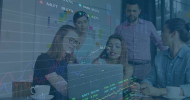 Ofiste iş tartışması yapan çeşitli meslektaşların mali veri işleme görüntüsü. Küresel iş, finans, hesaplama ve dijital arayüz kavramı dijital olarak oluşturuldu.