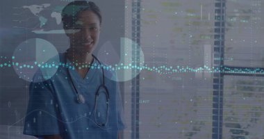 Çift ırklı kadın doktor üzerinden veri işleme görüntüsü. Küresel tıp, bağlantılar, hesaplama ve veri işleme kavramı dijital olarak oluşturulmuş görüntü.