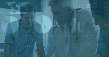 Çeşitli doktorların ve sağlık çalışanlarının hastanede tartıştığı veri işleme görüntüsü. Tıbbi sağlık ve iş verileri teknolojisi kavramı