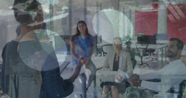 Çeşitli insanlardan oluşan bir grubun veri işleme görüntüsü. Küresel iş, finans, veri işleme ve dijital arayüz kavramı dijital olarak oluşturuldu.