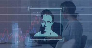 Dijital profil fotoğrafı, birden fazla grafik, masa başında tartışan çeşitli kadın iş arkadaşları. Dijital bileşik, çoklu pozlama, rapor, iş dünyası, takım çalışması ve teknoloji kavramı.