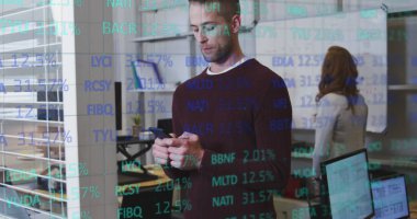 Ofisteki Kafkas iş adamlarının veri işleme görüntüsü. Küresel iş, finans ve dijital arayüz kavramı dijital olarak oluşturulmuş görüntü.