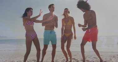 Plajdaki dostların finansal veri işleme görüntüsü. Küresel bayram, işletme, finans, hesaplama, bağlantılar ve veri işleme kavramı dijital olarak oluşturuldu.