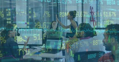 Bir grup ofis çalışanı birbirine beşlik çakıyor ve gülümsüyor. Küresel iş bağlantıları dijital arayüz ve teknoloji konsepti dijital olarak oluşturulmuş görüntü.