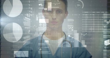 Kafkas erkek doktorun gülümsemesi üzerinden veri işleme görüntüsü. Küresel tıp ve dijital arayüz kavramı dijital olarak oluşturulmuş görüntü.