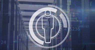 Sunucu odasında veri işleme ve insan simgesi resmi. Küresel iş ve dijital arayüz kavramı dijital olarak oluşturulmuş görüntü.