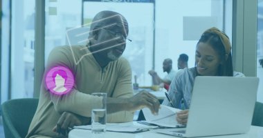 Çeşitli çiftler ve kıdemli Afro-Amerikan şef eğitmeni dizüstü bilgisayarda tartışıyorlar, şef gözlük takıyor, ekranı işaret ediyor, kahverengi saçlı kadın bakıyor.