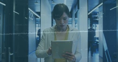 Ofiste tablet kullanan Asyalı iş kadınının mali veri işleme görüntüsü. Küresel iş, finans, bilgisayar ve veri işleme kavramı dijital olarak oluşturulmuş görüntü.