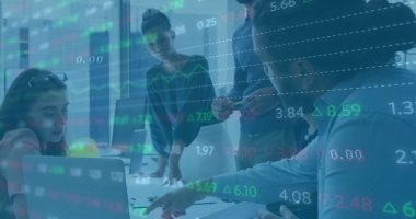 Muhtelif meslektaşların ofiste toplanmasıyla ilgili finansal veri işleme resmi. İş, finans, takım çalışması ve dijital görüntü arayüzü kavramı.