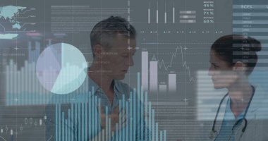 Finansal grafikler ve beyaz kadın doktorların hastalarla konuştuğu veriler. Sağlık, ilaç ve finans kavramı dijital olarak üretilen imaj.