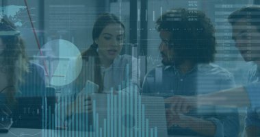 Çeşitli iş arkadaşlarının fikir paylaşımı ve dizüstü bilgisayar üzerinde çalışması üzerine bilgi arayüzü resmi. Dijital bileşik, çoklu pozlama, rapor, iş dünyası, küresel, takım çalışması ve teknoloji kavramı.