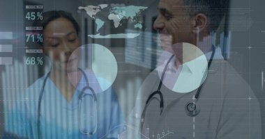 Finansal grafikler ve çeşitli kadın ve erkek doktorların konuştuğu veriler. Sağlık, ilaç ve finans kavramı dijital olarak üretilen imaj.