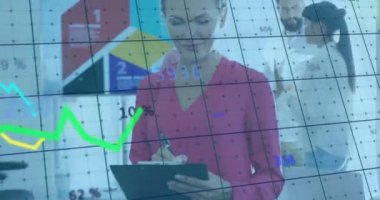 Ofisteki çeşitli iş adamları üzerinde finansal veri işleme animasyonu. Küresel finans, iş, bağlantılar, hesaplama ve veri işleme kavramı dijital olarak oluşturulmuş video.