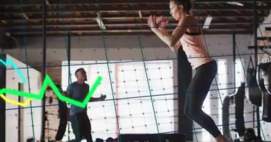 Spor salonunda egzersiz yapan farklı insanların diyagramlarının animasyonu. Spor ve dijital arayüz konsepti dijital olarak oluşturulmuş video.