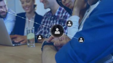 Ofisteki farklı iş adamlarının insanlarla olan bağlantılarının animasyonu. Küresel finans, iş, bağlantılar, hesaplama ve veri işleme kavramı dijital olarak oluşturulmuş video.