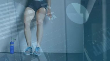 Spor salonunda akıllı telefon kullanan beyaz bir kadının veri işleme ve diyagramlarının animasyonu. Teknoloji, spor ve dijital arayüz kavramı dijital olarak oluşturulmuş video.