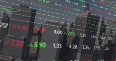 Şehir manzarası üzerinde finansal veri işleme animasyonu. Küresel finans, iş, bağlantılar, hesaplama ve veri işleme kavramı dijital olarak oluşturulmuş video.