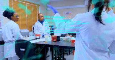 Laboratuvardaki çeşitli bilim adamları üzerinde bilimsel veri işleme animasyonu. Küresel bilim, bağlantılar, hesaplama ve veri işleme kavramı dijital olarak oluşturulmuş video.