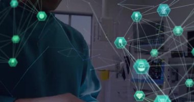 Kafkas erkek kzurnunun üzerindeki tabletlerle bağlantıları olan dünyanın animasyonu. Küresel tıp, bağlantılar, hesaplama ve veri işleme kavramı dijital olarak oluşturulmuş video.