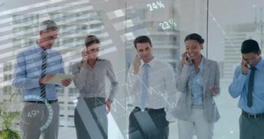 Ofisteki çeşitli iş adamları üzerinde finansal veri işleme animasyonu. Küresel finans, iş, bağlantılar, hesaplama ve veri işleme kavramı dijital olarak oluşturulmuş video.