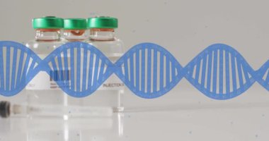 Aşıların ve beyaz arka planda şırıngaların üzerinde dönen DNA iplikçiklerinin animasyonu. Küresel bilim, bağlantılar, hesaplama ve veri işleme kavramı dijital olarak oluşturulmuş video.