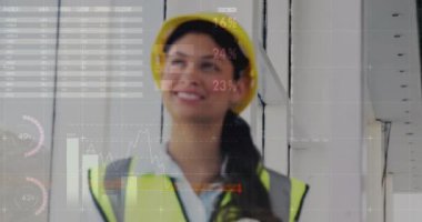 Ofiste tablet kullanan melez kadın mimarın finansal veri işleme animasyonu. Küresel finans, iş, bağlantılar, hesaplama ve veri işleme kavramı dijital olarak oluşturulmuş video.