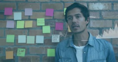 Ofisteki iki ırklı iş adamının finansal veri işleme animasyonu. Küresel finans, iş, bağlantılar, hesaplama ve veri işleme kavramı dijital olarak oluşturulmuş video.