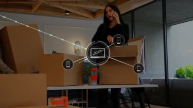 Ofisinde kutuları olan çeşitli iş adamlarının üzerindeki simgelerle bağlantı ağının animasyonu. Lojistik, bağlantılar, hesaplama ve veri işleme kavramı dijital olarak oluşturulmuş video.