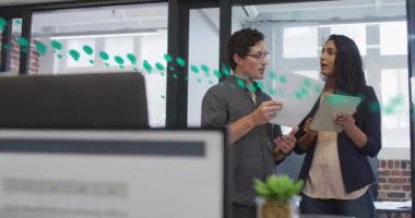 Ofisteki çeşitli iş adamları üzerinde finansal veri işleme animasyonu. Küresel finans, iş, bağlantılar, hesaplama ve veri işleme kavramı dijital olarak oluşturulmuş video.