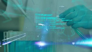 Laboratuvardaki erkek bilim adamı üzerinde bilimsel veri işleme animasyonu. Küresel bilim, bağlantılar, hesaplama ve veri işleme kavramı dijital olarak oluşturulmuş video.
