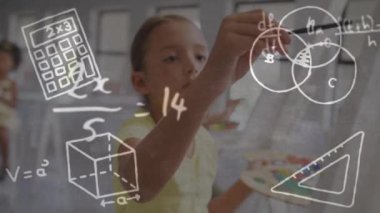 Matematiksel veri işleme animasyonunun okuldaki melez kız öğrenciyle karşılaştırılması. Okul, eğitim, bilgisayar ve veri işleme kavramı dijital olarak oluşturulmuş video.