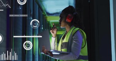 Bilgisayar sunucuları tarafından dizüstü bilgisayarı olan Afrcian American Woman üzerinden dijital veri işleme animasyonu. Dijital olarak oluşturulmuş küresel bağlantılar, hesaplama ve veri işleme kavramı.