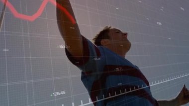 Çeşitli erkek rugby oyuncularının kutlamalarında hareket eden diyagramlar ve veri işleme animasyonları. Spor ve dijital arayüz konsepti dijital olarak oluşturulmuş video.