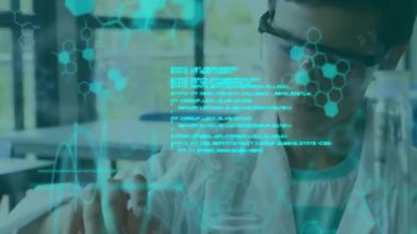 Bilimsel veri işleme animasyonunun laboratuardaki beyaz öğrenci üzerinde uygulanması. Küresel öğrenme, eğitim, bilim, bağlantılar, hesaplama ve veri işleme kavramı dijital olarak oluşturulmuş video.