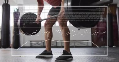 Kafkas sporcusunun spor salonunda ağırlık kaldırma çubuğunun üzerinde şema ve veri işleme animasyonları. Teknoloji, spor ve dijital arayüz kavramı dijital olarak oluşturulmuş video.