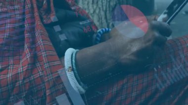 Akıllı telefon kullanan Afro-Amerikan bir adamın dijital veri işleme animasyonu. Dijital olarak oluşturulmuş küresel bağlantılar, hesaplama ve veri işleme kavramı.