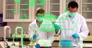 Laboratuvardaki çeşitli bilim adamları üzerinde bilimsel veri işleme animasyonu. Küresel bilim, bağlantılar, hesaplama ve veri işleme kavramı dijital olarak oluşturulmuş video.