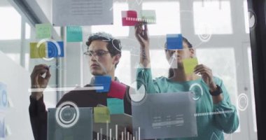 Ofisteki çeşitli iş adamları üzerinde finansal veri işleme animasyonu. Küresel finans, iş, bağlantılar, hesaplama ve veri işleme kavramı dijital olarak oluşturulmuş video.