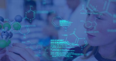 Çeşitli okul çocukları ve öğretmenler üzerinde veri işleme ve kimyasal formül görüntüsü. küresel bilim, veri işleme ve dijital arayüz kavramı dijital olarak oluşturulmuş görüntü.