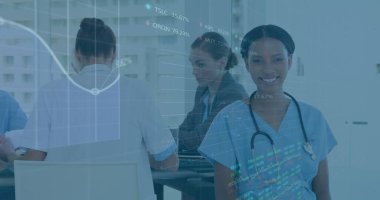 Hastanede gülümseyen Afro-Amerikan sağlık çalışanı üzerinden borsa veri işleme görüntüsü. Küresel ekonomi ve tıbbi sağlık teknolojisi kavramı