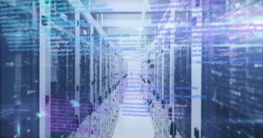 Veri merkezindeki sunucuların üzerinde bilgisayar kodu resmi var. Teknoloji, kodlama, sunucular, siber güvenlik, ağ oluşturma