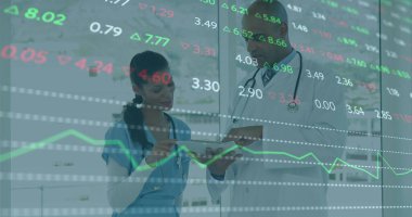 Hastanedeki çeşitli doktorların finansal veri işleme görüntüleri. Küresel tıp, sağlık, finans ve dijital arayüz kavramı dijital olarak oluşturulmuş görüntü.