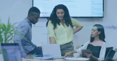 Ofisteki çeşitli iş adamlarının veri işleme görüntüsü. Küresel iş ve dijital arayüz kavramı dijital olarak oluşturulmuş görüntü.