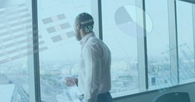 Afro-Amerikan iş adamının düşündüğü finansal veri işleme görüntüsü. küresel iş, finans ve dijital arayüz kavramı dijital olarak oluşturulmuş görüntü.