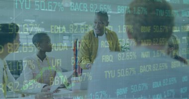 Ticaret kurulu görüntüsü ve çeşitli iş arkadaşlarının ofiste dizüstü bilgisayarda rapor tartışmaları. Dijital bileşik, çoklu pozlama, borsa, iş dünyası, takım çalışması ve teknoloji kavramı.