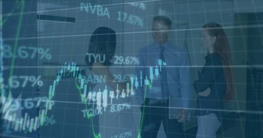 Grafiklerin ve çeşitli iş arkadaşlarının ofiste konuştuğu ticaret kurulunun görüntüsü. Dijital bileşik, çoklu pozlama, borsa, rapor, iş, iletişim ve teknoloji kavramı.