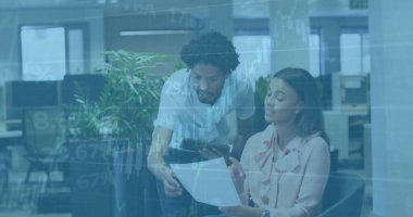 Ofiste iş tartışması yapan çeşitli meslektaşların mali veri işleme görüntüsü. İş, finans, takım çalışması ve dijital görüntü arayüzü kavramı.