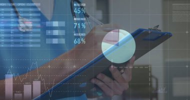 Finansal grafikler ve notlar alan beyaz erkek doktorun orta bölümündeki veriler. Sağlık, ilaç ve finans kavramı dijital olarak üretilen imaj.