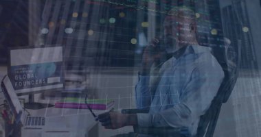 Afro-Amerikan iş adamının akıllı telefondan konuştuğu mali veri işleme görüntüsü. küresel iş, finans ve dijital arayüz kavramı dijital olarak oluşturulmuş görüntü.